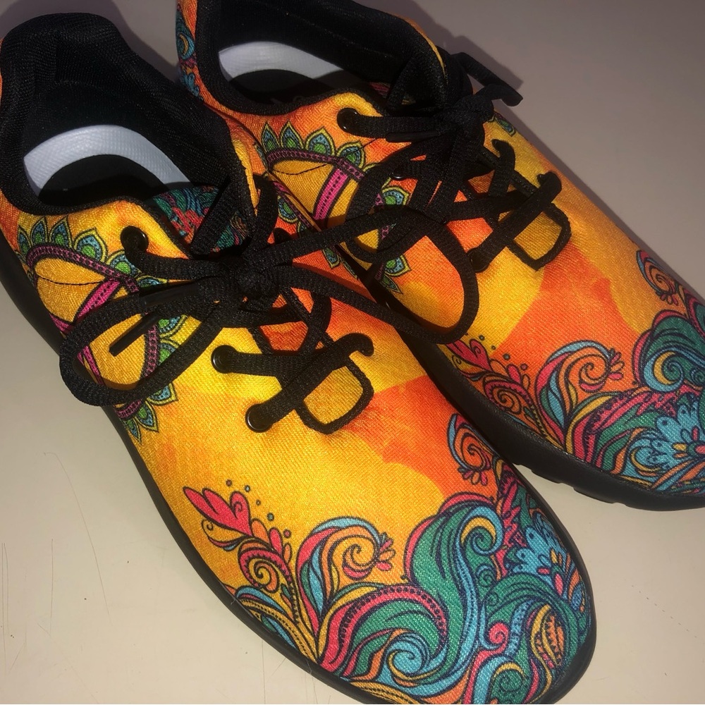 NWOB Unisex Retro Hippie Fashion Sneakers Vegan